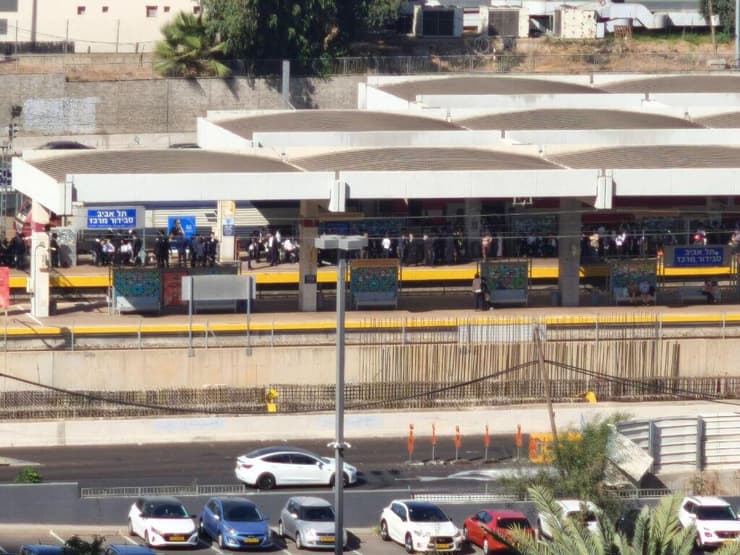 העומסים בתחנת סבידור, בדרך להפגנה בירושלים המוני נוסעים חרדים עומסים תחבורה ציבורית רכבת סבידור מרכז ת"א