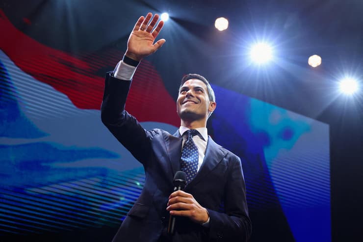 צילום: REUTERS/Piroschka van de Wouw רוב יטן מנהיג מפלגת המרכז D66 באירוע ניצחון בחירות הולנד בעיר ליידן