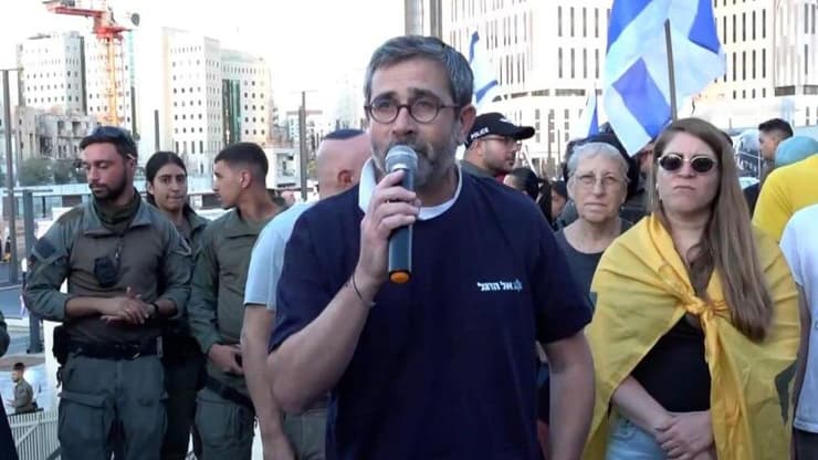 "סכין בלב". צבי זוסמן (צילום: אלכס קולומויסקי ) צבי זוסמן