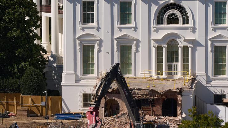 עבודות שיפוץ באגף המזרחי של הבית הלבן, כהכנה להקמת אולם הנשפים החדש (צילום: AP Photo/Jacquelyn Martin) עבודות שיפוץ באגף המזרחי של הבית הלבן, כהכנה להקמת אולם הנשפים החדש