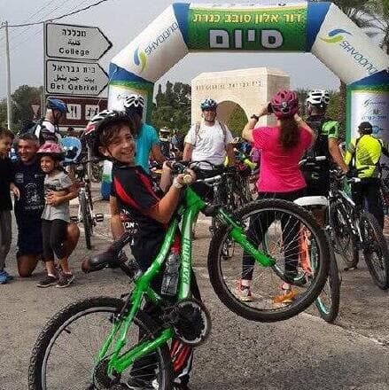 חובב רכיבה מגיל צעיר. יהב בסובב כנרת ב-2016 (צילום: באדיבות המשפחה) יהב בגיל 11 ב"סובב כנרת", שנת 2016