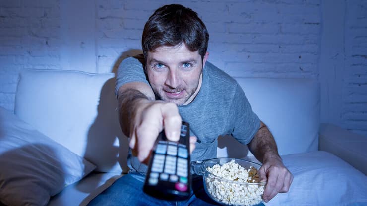 אור בלילה עלול לשבש את השעון הביולוגי, להשפיע על לחץ דם, קצב לב, קרישיות ותגובות דלקתיות (צילום: Shutterstock) מסך, מסכים