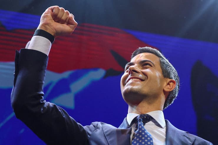 יטן באירוע הניצחון הלילה של מפלגת המרכז D66. "מיליונים אמרו לא לשנאה ולשליליות, ל'אנחנו לא יכולים' התמידי" (צילום: REUTERS/Piroschka van de Wouw) רוב יטן מנהיג מפלגת המרכז D66 באירוע ניצחון בחירות הולנד בעיר ליידן