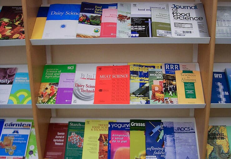 מדפי כתבי העת החדשים באוניברסיטת ויטוריה בספרד. חובה לכתוב תקציר