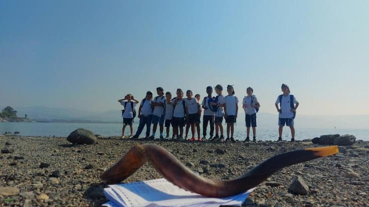 התלמידים על שפת הכינרת