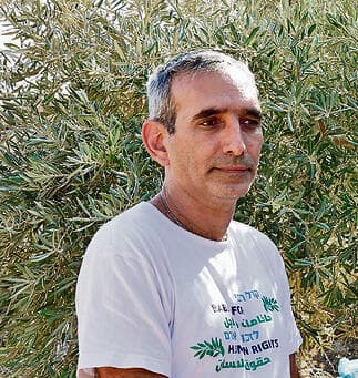 אבי דבוש במסיק. "עד הזית האחרון" (צילום: שאול גולן) yk14563539