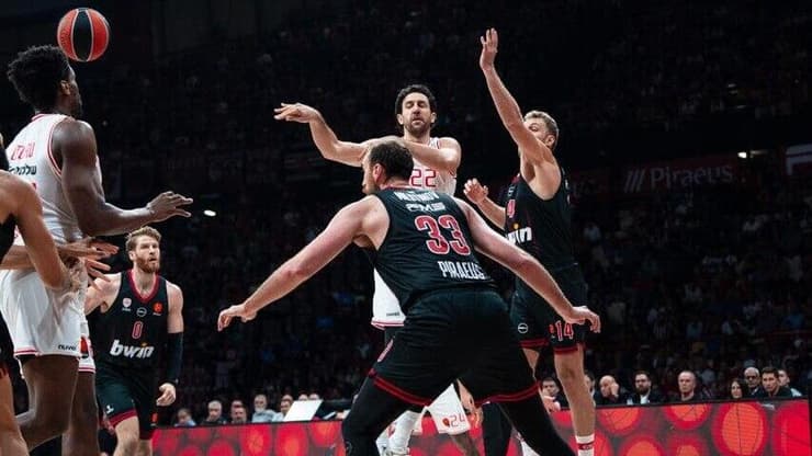 שחקן הפועל ת"א ואסיליה מיציץ'