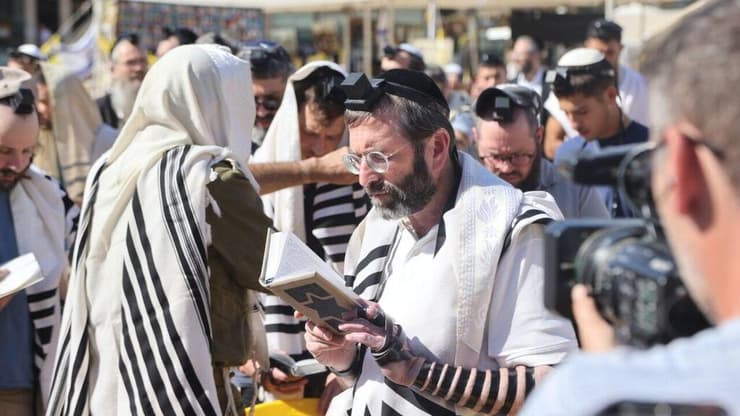 רבים הגיעו לאירוע שיזם בר (צילום: מוטי קמחי ) שורד השבי בר קופרשטיין הגיע לכיכר החטופים לאירוע הנחת תפילין