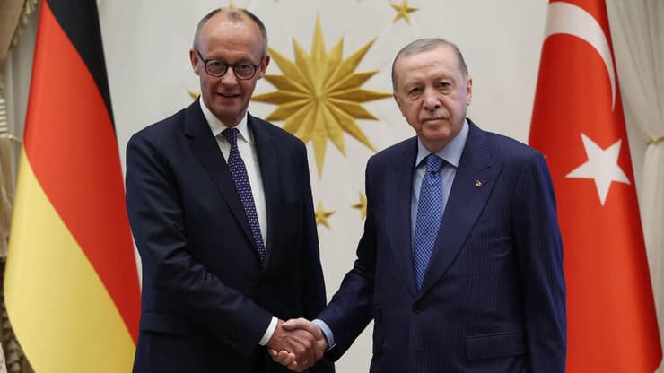 צילום: Handout / TURKISH PRESIDENTIAL PRESS SERVICE / AFP מסיבת העיתונאים של ארדואן נשיא טורקיה ופרידריך מרץ קאנצלר גרמניה