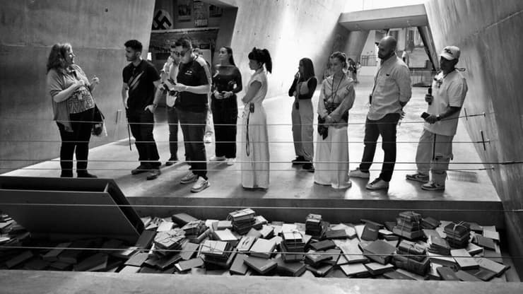 "יותר מדי לעבד". חברי המשלחת ביד ושם (צילום: סשה גוסוב) משפיעני רשת מקולומביה נחתו להציג את "ישראל האמיתית"