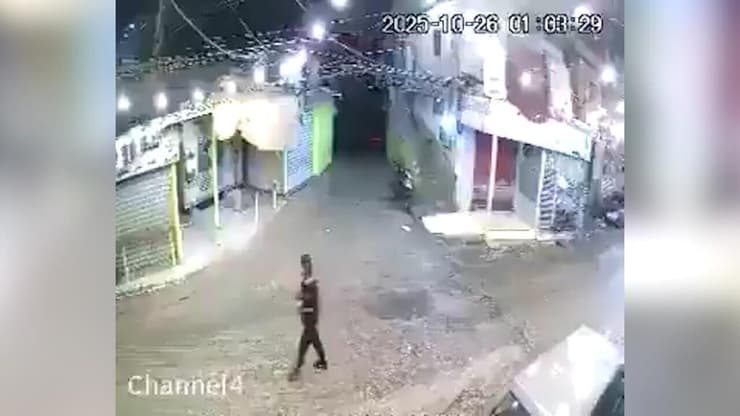 החמוש הפלסטיני צועד במחנה הפליטים תיעוד הריגתו בירי של איליו אבו חנא, צעיר לבנוני ש כנס ב עות למחנה הפליטים הפלסטיני שתילה דרומית לביירות בלבנון