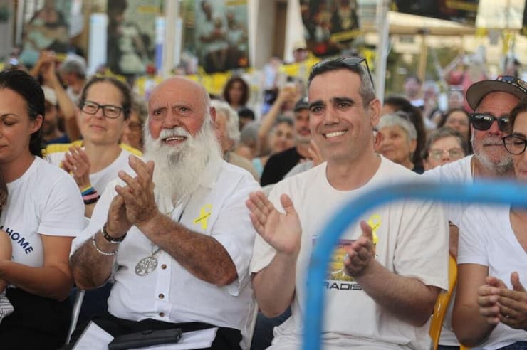 עמרי ואבא דני בכיכר החטופים. "כמה כוח נתתם למשפחה שלי" (צילום: מוטי קמחי) קבלת שבת של קהילת נחל עוז בכיכר החטופים בהשתתפות שורד השבי עמרי מירן