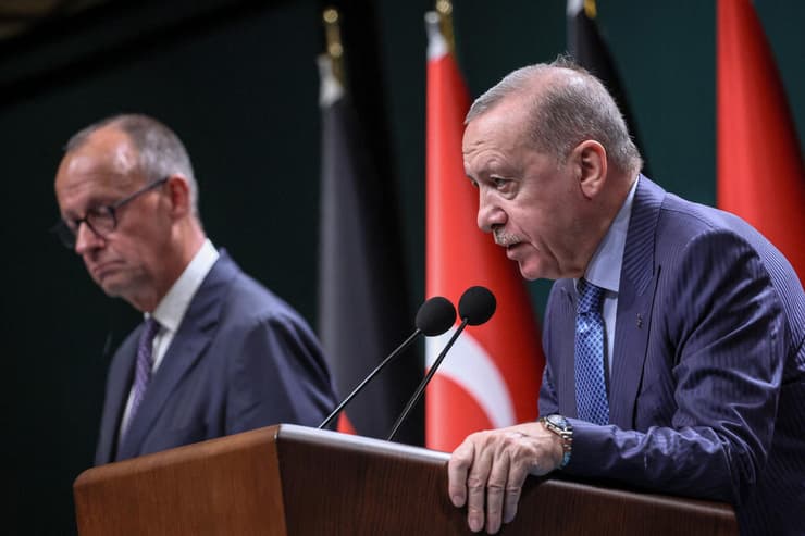 ארדואן לא הסכים עם מרץ. "אתם לא רואים את רצח העם?" (צילום: Handout / TURKISH PRESIDENTIAL PRESS SERVICE / AFP) מסיבת העיתונאים של ארדואן נשיא טורקיה ופרידריך מרץ קאנצלר גרמניה