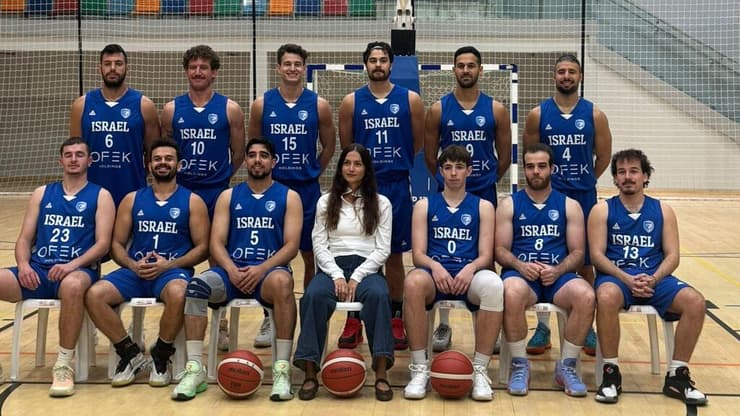 אופק יחד עם נבחרת החרשים של ישראל (צילום פרטי) נבחרת החרשים של ישראל