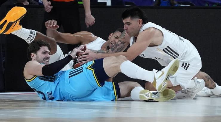 שחקני ריאל מדריד ופנרבחצ'ה נאבקים