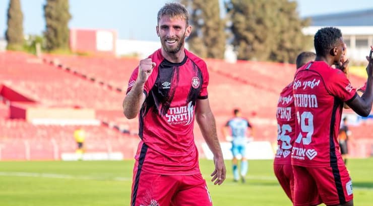 אדר רטנר חוגג שער מוקדם (רועי כפיר) אדר רטנר חוגג שער מוקדם