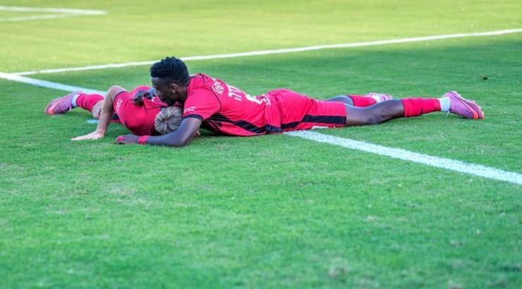 שחקני הפועל רמת גן חוגגים מוקדם (רועי כפיר) שחקני הפועל רמת גן חוגגים מוקדם