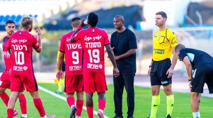 שחקני הפועל רמת גן עם מסאי דגו (רועי כפיר) שחקני הפועל רמת גן עם מסאי דגו