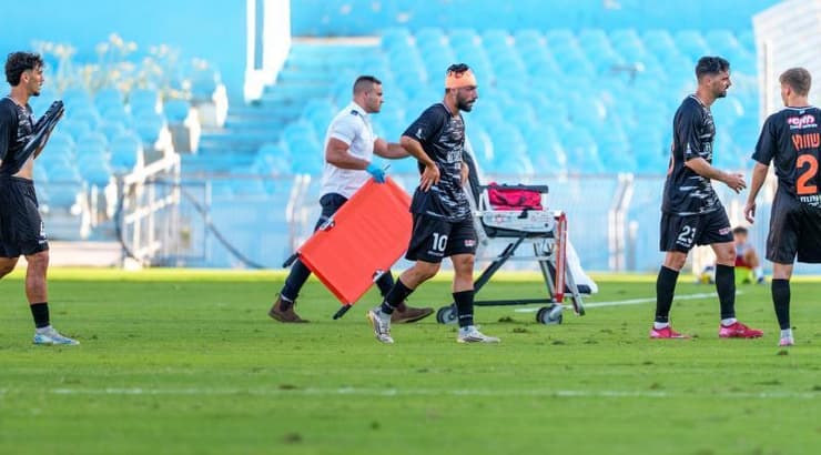 גיא סביליה עם חבישה בראש ויורד מכר הדשא (רועי כפיר) גיא סביליה עם חבישה בראש ויורד מכר הדשא