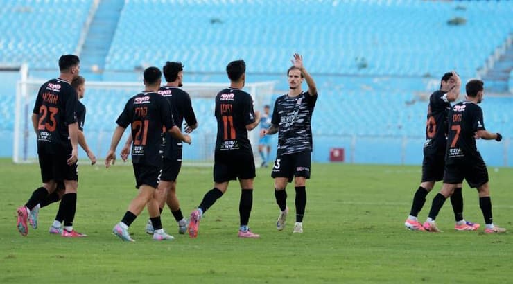 שחקני כפר שלם חוגגים (רועי כפיר) שחקני כפר שלם חוגגים