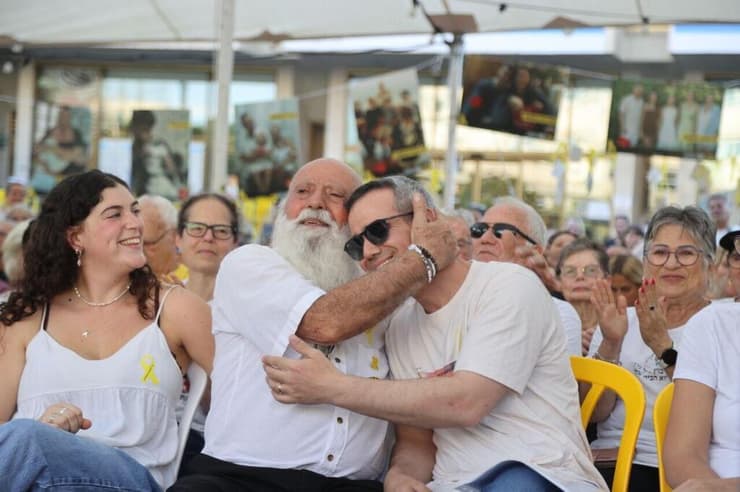 "שמעתי גם בשבי על מה שעשיתם עבורנו" (צילום: מוטי קמחי) קבלת שבת של קהילת נחל עוז בכיכר החטופים בהשתתפות שורד השבי עמרי מירן