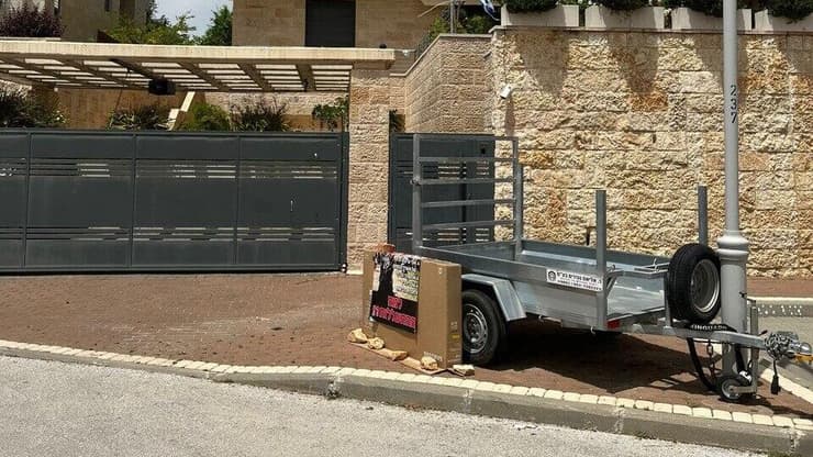 נגרר שעליו תלה השוטר לשעבר שלט מחאה, מול בית הבכירה שבחצרו הצית עצמו המקום בו התגורר ויטל מישייב במשך שנה מול ביתה של ראש אגף השיקום, שם גם הצית את עצמו