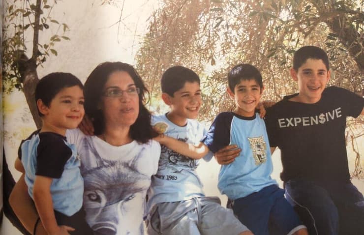 תמונת האם תמי וארבעת בניה, ובהם סהר ועידן שנרצחו גיא, עידן ז"ל, סהר ז"ל תמי וניב