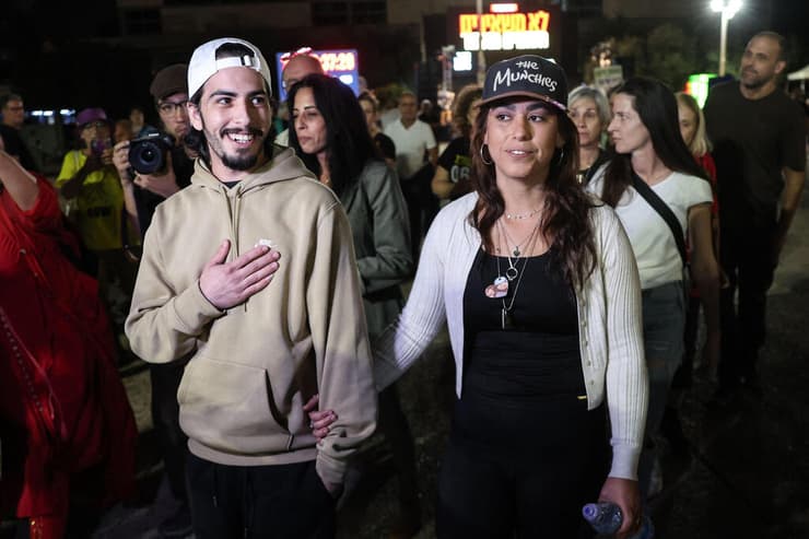 שורד השבי מתן צנגאוקר ביקר לראשונה בכיכר החטופים