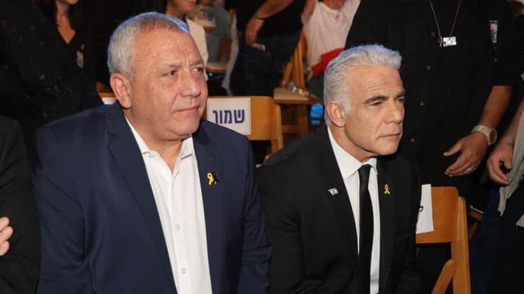 באופוזיציה תוקפים את נתניהו: "מדינה חזקה עם ממשלה חלשה" (צילום: מוטי קמחי) יאיר לפיד וגדי איזנקוט בעצרת ה-30 לרצח יצחק רבין בתל אביב