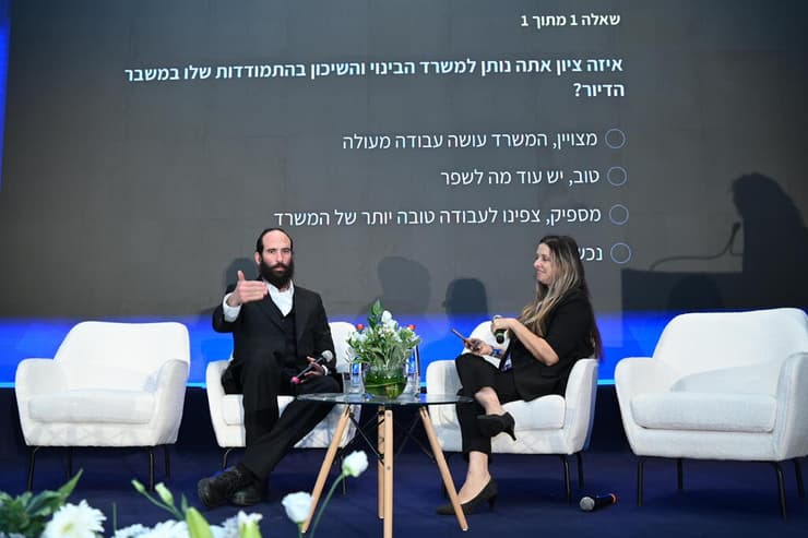 מנכ"ל משרד השיכון, יהודה מורגנשטרן, עם עורכת הנדל"ן של ynet וידיעות אחרונות, הילה ציאון, בכנס הנדל"ן באילת (צילום: פוטו מרסלו) מנכ"ל משרד הבינוי והשיכון יהודה מורגנשטרן עם עורכת הנדל"ן של ynet וידיעות אחרונות הילה ציאון בכנס של ארגון קבלני מחוז תל אביב והמרכז באילת