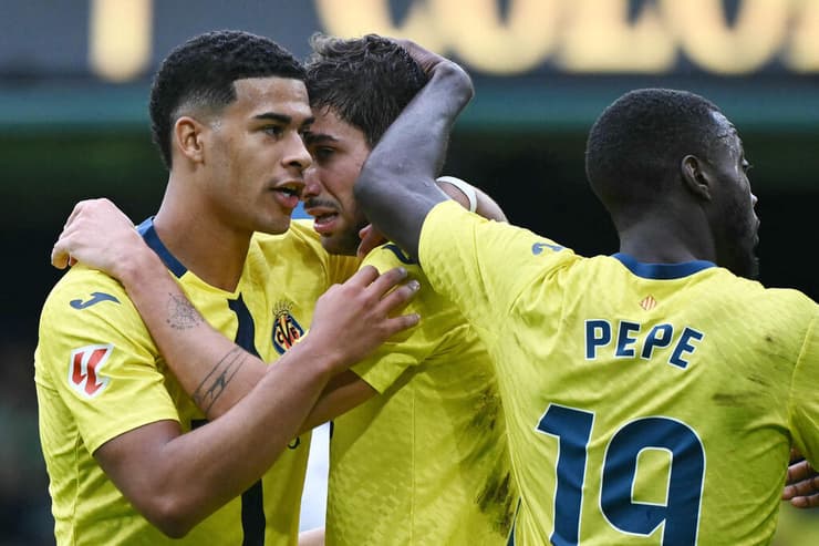 סנטי קומסאנה ושחקני ויאריאל חוגגים