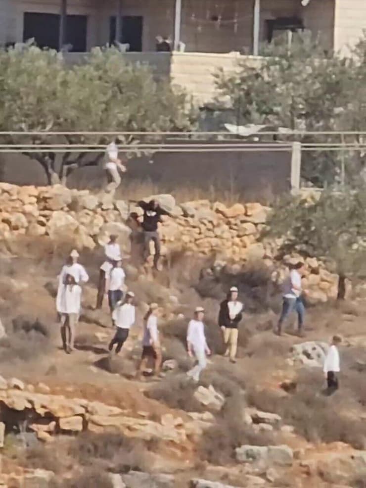 מתנחלים תוקפים פלסטינים באזור שכם