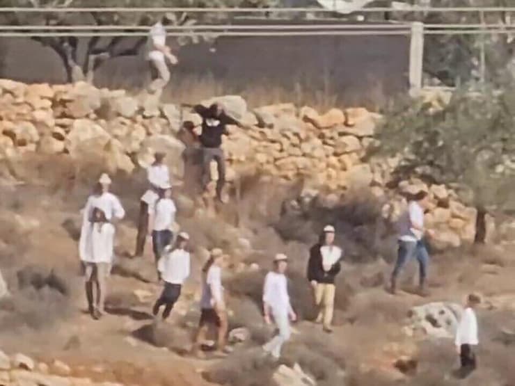 מתנחלים מגיעים לכפר בורין מתנחלים תוקפים פלסטינים באזור שכם