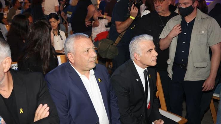 לפיד ואיזנקוט בעצרת (צילום: מוטי קמחי) יאיר לפיד וגדי איזנקוט בעצרת ה-30 לרצח יצחק רבין בתל אביב