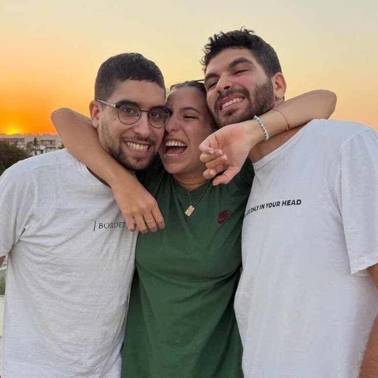 שוב יחד. האחים עילי, יעלה ואביתר דוד אביתר דוד שורד השבי בפוסט באינסטגרם