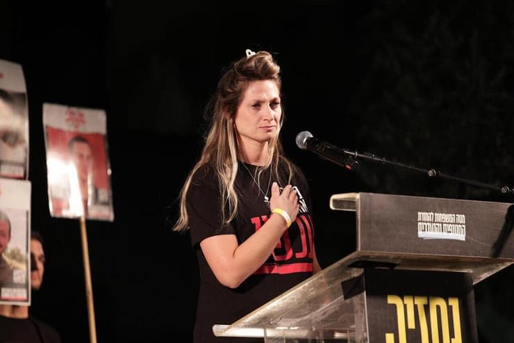 אשירה גרינברג. "תומר לא נח על משכבו בשלום. רק כשכולם יחזרו נוכל לקום" (צילום: אלון גלבוע) אשירה גרינברג בעצרת משפחות החטופים בתל אביב