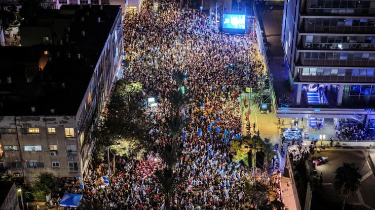 רבבות בעצרת (צילום: רויטרס/REUTERS/Ilan Rosenberg) עצרת ה-30 לרצח יצחק רבין בתל אביב