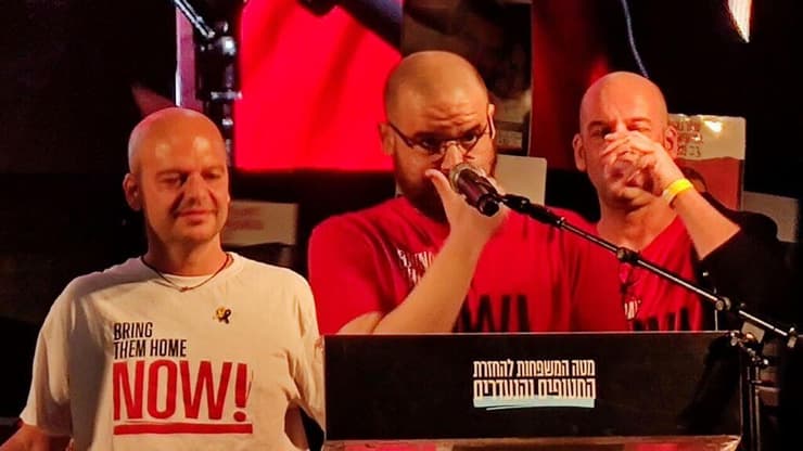 איתן הורן בדמעות בעצרת. "אני סמל להפקרה והחורבן של 7/10" (צילום: ליאור שרון) יאיר ואיתן הורן בעצרת משפחות החטופים בתל אביב