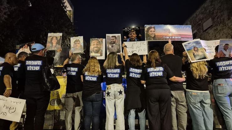 הפגנת מועצת אוקטובר ברחוב עזה בירושלים (צילום: רועי אלמן) הפגנת מועצת אוקטובר ברחוב עזה בירושלים