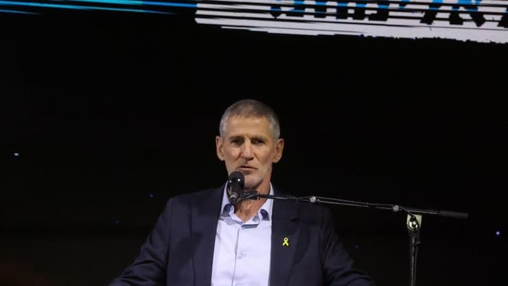 גולן בעצרת (צילום: מוטי קמחי) יאיר גולן בעצרת ה-30 לרצח יצחק רבין בתל אביב