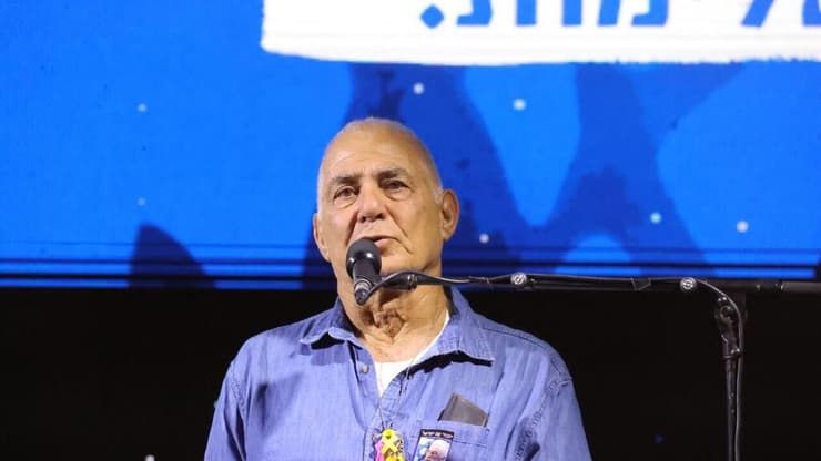 שורד השבי גדי מוזס בעצרת (צילום: מוטי קמחי) גדי מוזס בעצרת ה-30 לרצח יצחק רבין בתל אביב