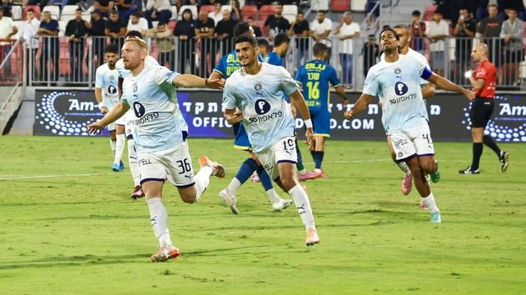 שחקני מכבי ת"א חוגגים (צילום: אלעד גרשגורן) בני ריינה מכבי ת"א