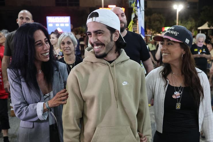 מתן צנגאוקר עם אימו עינב ובת זוגו אילנה בכיכר החטופים (צילום: Jack GUEZ / AFP) שורד השבי מתן צנגאוקר ביקר לראשונה בכיכר החטופים