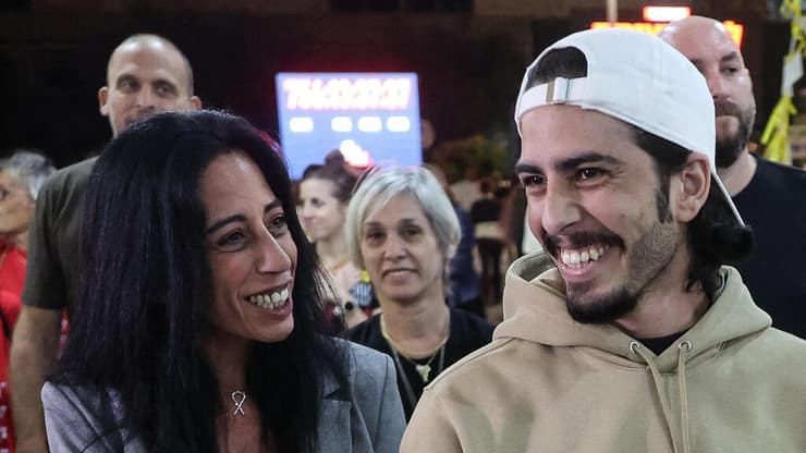 עינב צנגאוקר ובנה מתן שורד השבי (צילום: Jack GUEZ / AFP) שורד השבי מתן צנגאוקר ביקר לראשונה בכיכר החטופים