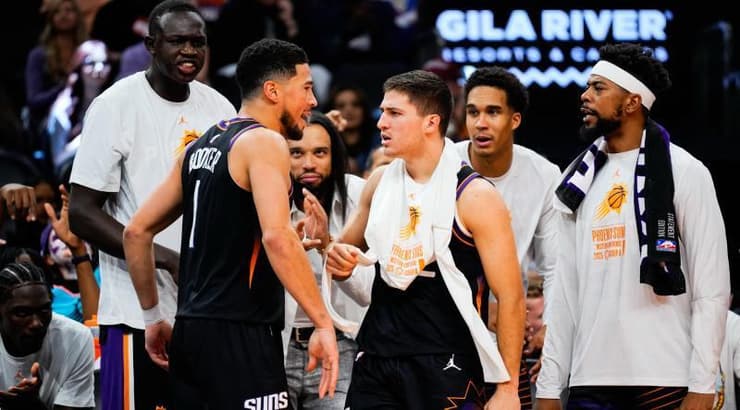 דווין בוקר והסאנס חוגגים (רויטרס) דווין בוקר והסאנס חוגגים