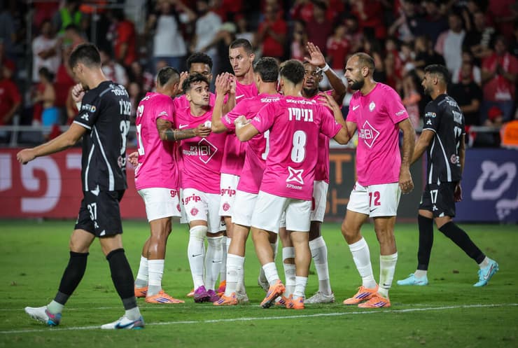 "זה היה משחק שהיווה צומת דרכים". שחקני הפועל אתמול (צילום: עוז מועלם) הפועל ת"א - עירוני טבריה