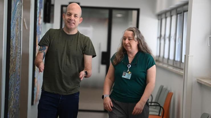 "לקחנו סיכון מחושב". יואב רוקח פן עבר ניתוח השתלת קוצבים עצביים שמסייעים בהפחתת כאב כרוני על ידי ד"ר רות גור בשיבא (צילום: יאיר שגיא) יואב רוקח פן עבר ניתוח השתלת קוצבים עצביים שמסייעים בהפחתת כאב כרוני על ידי ד"ר רות גור במרכז הרפואי שיבא