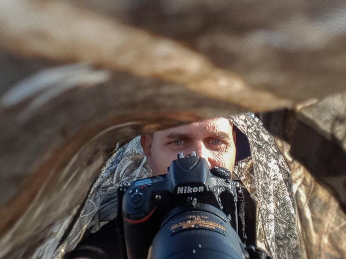 צלם הטבע יוסי מלכא בעת תצפית מוסווית בשטח. רשת ההסוואה מאפשרת לצלמים להיטמע בטבע ולצלם מבלי להפריע לבעלי החיים (צילום: יוסי מלכא) צלם הטבע יוסי מלכא בעת תצפית מוסווית בשטח. רשת ההסוואה מאפשרת לצלמים להיטמע בטבע ולצלם מבלי להפריע לבעלי החיים