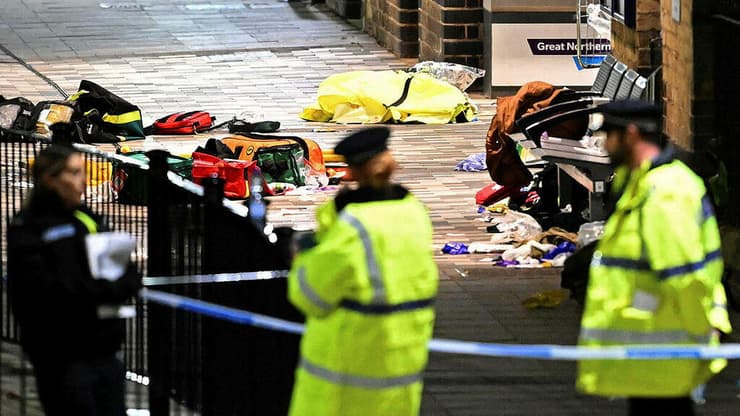 צילום: AFP התחנה שבה נעצרה הרכבת שעליה נדקרו נוסעים בעיירה הנטינגדון