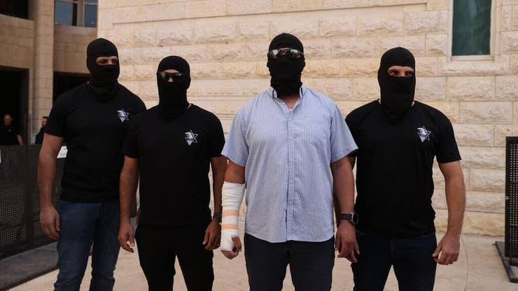 החשודים בפרשה (צילום: אלכס קולומויסקי)  נאשמי כוח 100 מגיבים לפרשת הפצ"רית